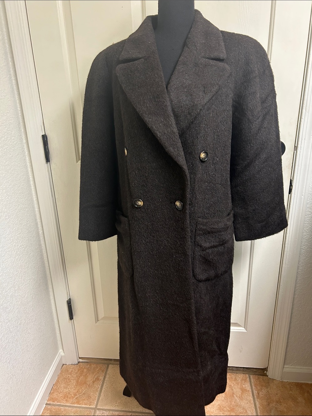 Saks Fifth Avenue Regency long double breasted Coat with pockets, Size 4,